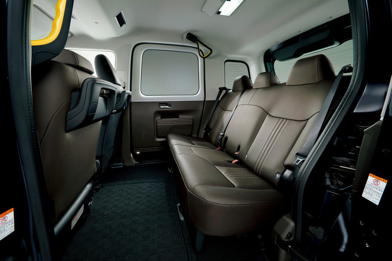 We wnętrzu zadbano o podświetlenie pasów bezpieczeństwa, osobną regulację klimatyzacji i podgrzewania foteli. Toyota JPN Taxi