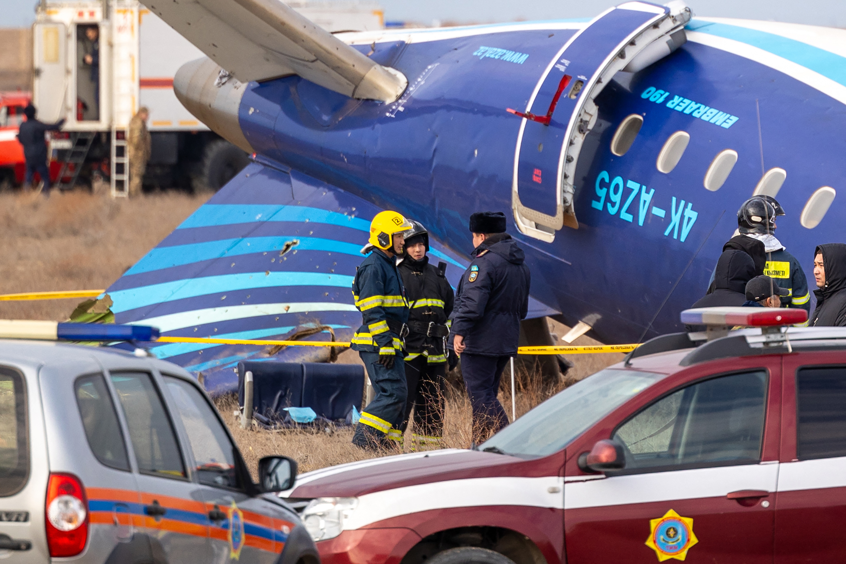 Azerbaiyán descarta explosivos en avión estrellado con 38 muertos en Kazajistán