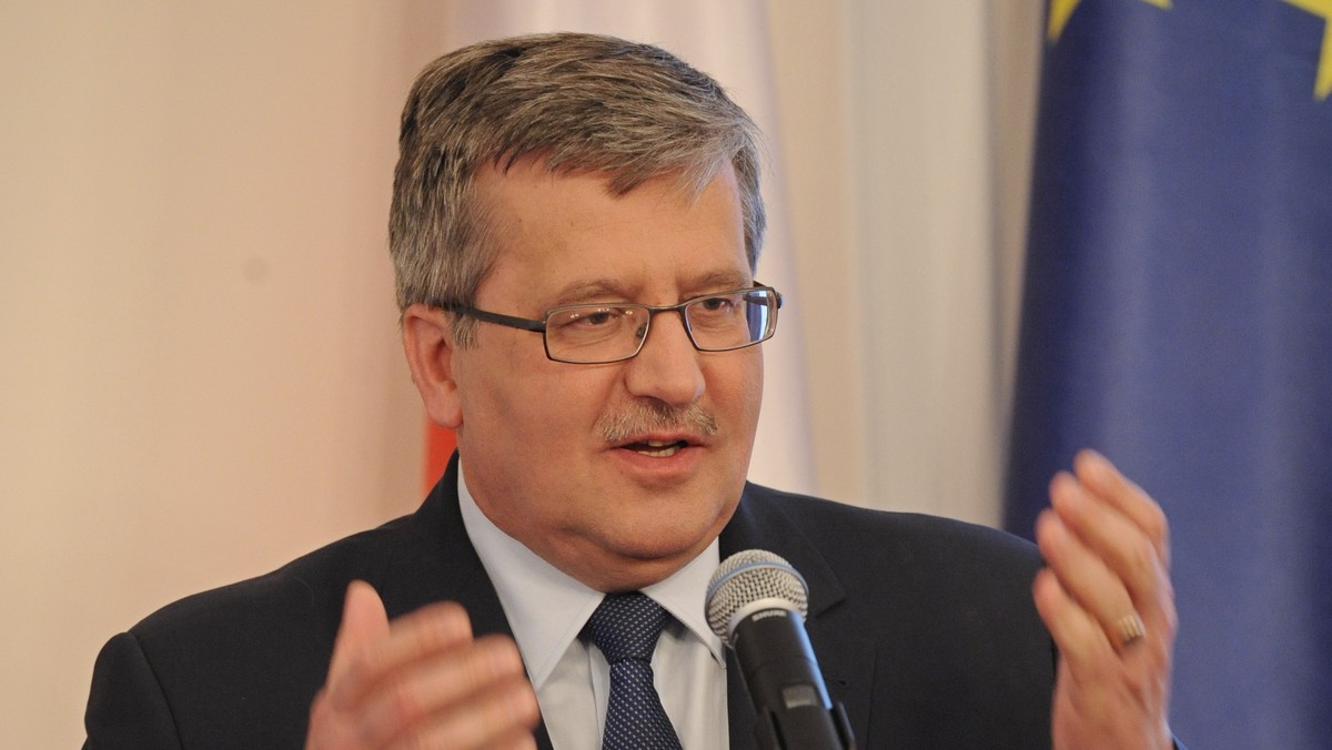 Prezydent Bronisław Komorowski z zadowoleniem przyjął parafowanie umowy Ukraina-UE; w rozmowie telefonicznej z prezydentem Wiktorem Janukowyczem wyraził nadzieję, że Ukraina spełni warunki polityczne, które pozwolą na podpisanie umowy i jej ratyfikację - powiedział Jaromir Sokołowski.