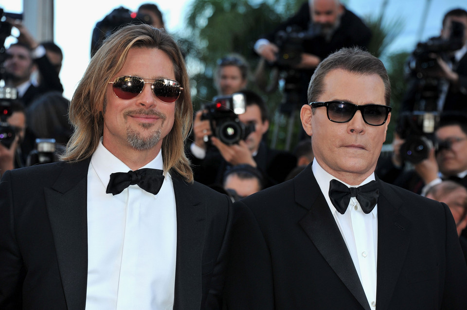 Brad Pitt na festiwalu w Cannes - długie włosy i smoking