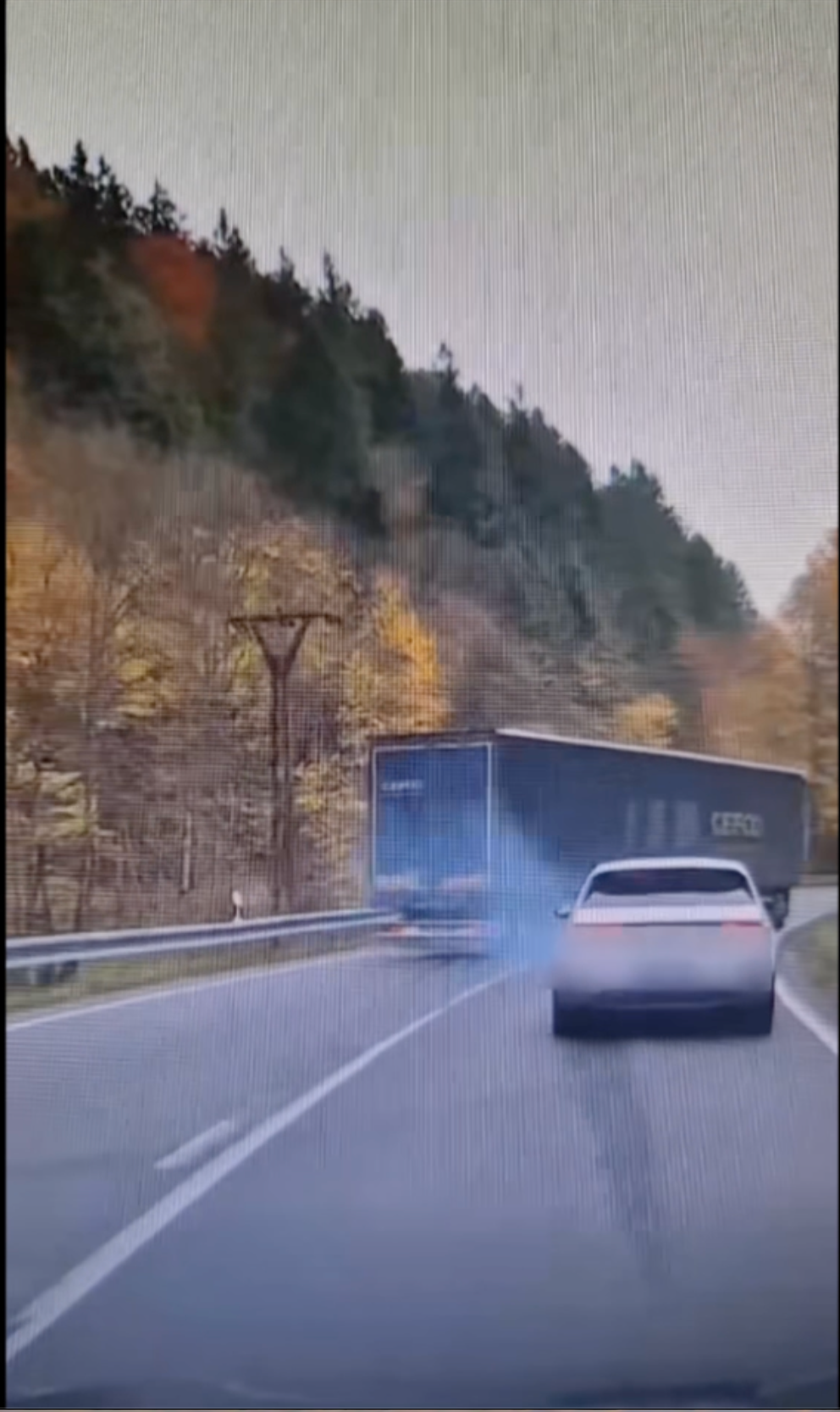 Hrozivá nehoda na ceste na Donovaly, vrazili do seba dva kamióny.