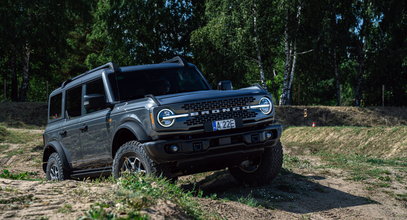 Podnieś mnie kochanie – Ford Bronco poza drogą