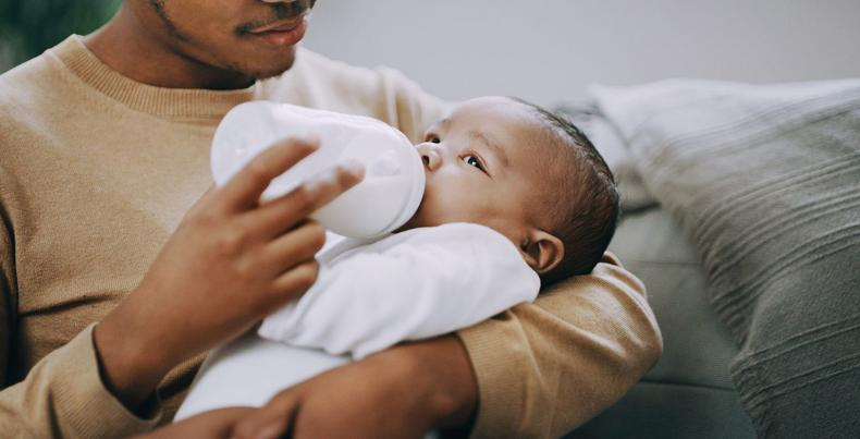 Bottle feeding method [Parents]