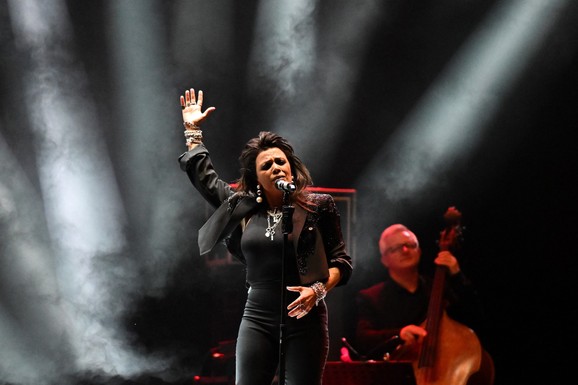 Jasmin Levi sa našim pasošem osvaja Ameriku! Muzička diva ponosno ističe: "Sada sam potpuno Srpkinja, naučiću i srpski"