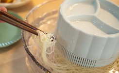 Zatrucie pokarmowe po zjedzeniu 'płynącego makaronu'. Blisko 900 osób z objawami!