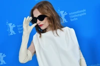 Isabelle Huppert: nie chodzi o to, kto ukradł i ile, ale o to, co się dzieje z człowiekiem, kiedy jest zbyt bogaty