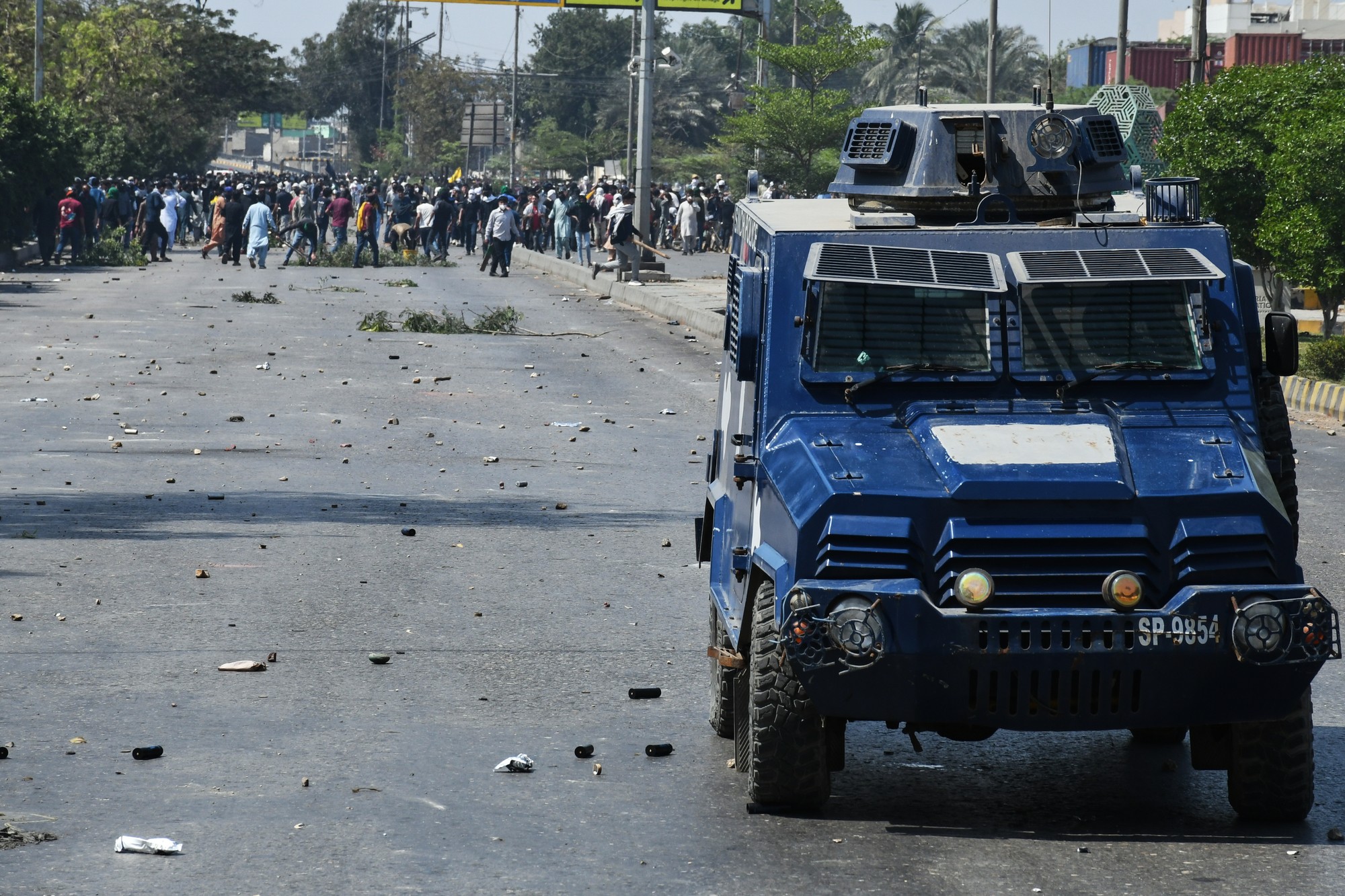 Po smrti iránskeho vodcu vypukli v pakistanskom meste Karáči nepokoje.  