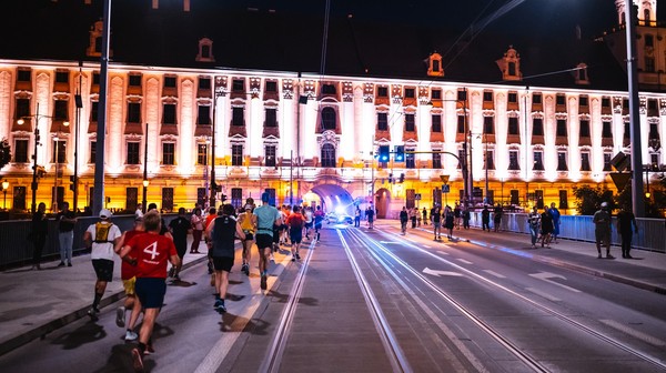 12. Tarczyński Nocny Wrocław Półmaraton znów przebiegnie przy magicznie oświetlonym Uniwersytecie Wrocławskim.  