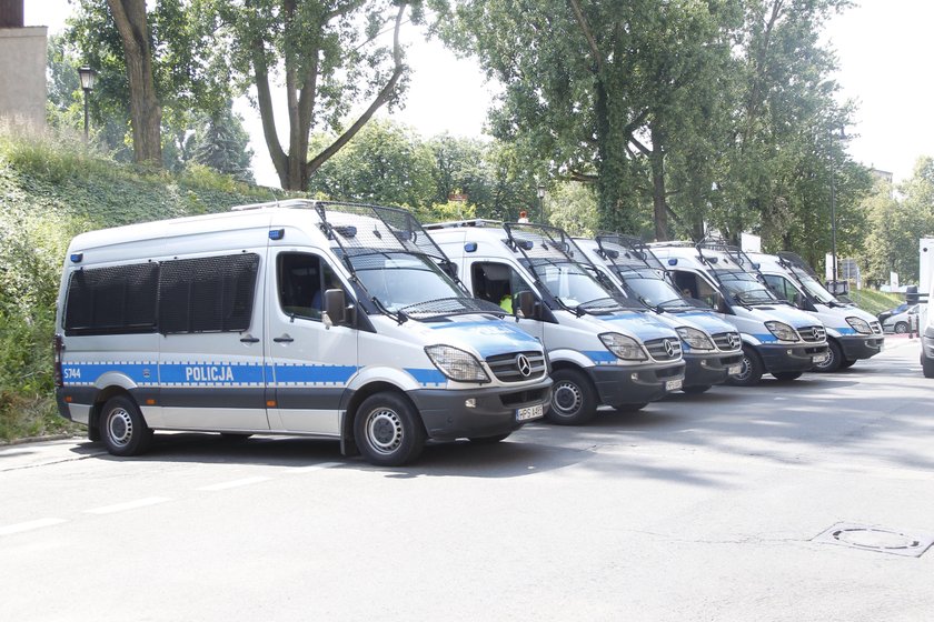 Miesięcznica. Ilu policjantów przypadało na jednego demonstranta?