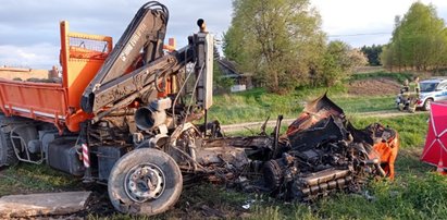 Tragedia na torach. Pociąg zmiażdżył kabinę ciężarówki [ZDJĘCIA]