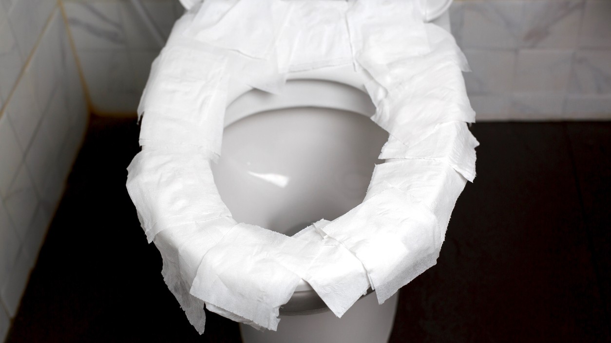 Mnohí si na záchodovú dosku pred použitím kladú toaletný papier v snahe zvýšiť hygienu.