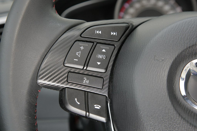Nowa Mazda 3, przyciski na kierownicy