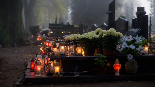 Słońce, deszcz czy śnieg? Jaka pogoda będzie na Wszystkich Świętych? [PROGNOZA DŁUGOTERMINOWA]