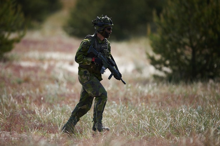Żołnierze podczas fazy lądowej międzynarodowych ćwiczeń Baltops 2015 na terenie Centralnego Poligonu Sił Powietrznych w Ustce