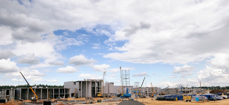 Budowa fabryki baterii do samochodów na Węgrzech. Zachorowały dziesiątki osób