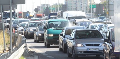 Auto dachowało na Trasie AK. Ogromne utrudnienia w ruchu