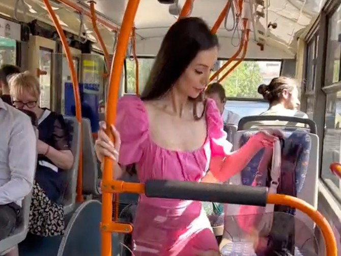 Devojka ušla u autobus i počela da guli krompire
