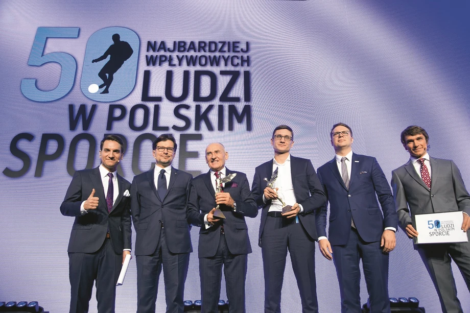 Konferencję spuentowało przyznanie wyróżnień Ambasadorów Dobrych Praktyk w Sporcie 2019. Pierwszymi laureatami tej nagrody zostali Mateusz Widłak, prezes Amp Futbol Polska (trzeci z prawej), oraz Czesław Lang. Statuetki odebrali z rąk Jarosława Wittstocka z Grupy LOTOS oraz Jana Kowalskiego, dyrektora biura programu „Niepodległa” (drugi z prawej)