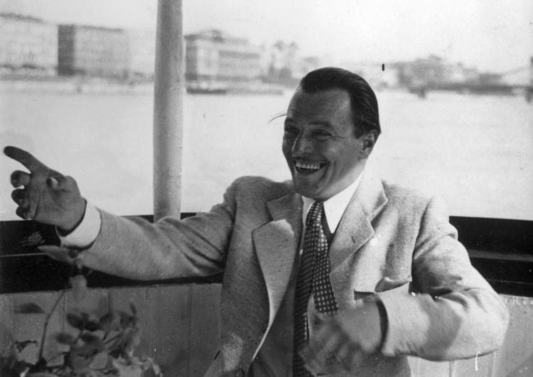 Jávor Pál színművész 1940-be egy dunai hajón Fotó: Fortepan