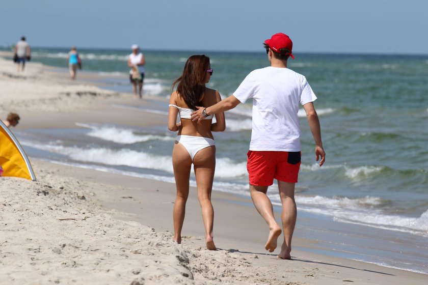 Julia Wieniawa i Antek Królikowski na plaży w Juracie