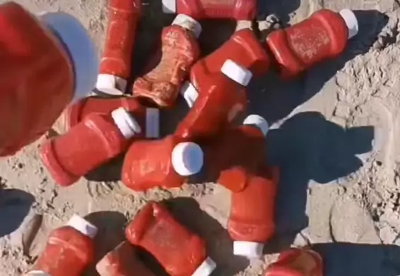 Morze wyrzuca butelki z keczupem i majonezem na brzeg. Włosi próbują ustalić przyczyny