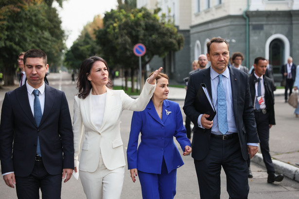 Minister spraw zagranicznych RP Radosław Sikorski (P), minister spraw zagranicznych Rumunii Luminita Odobescu (2P), minister spraw zagranicznych Niemiec Annalena Baerbock (2L) i minister spraw zagranicznych Mołdawii Mihai Popsoi (L)