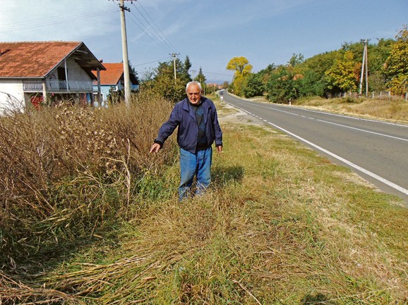 Komšija povređenog mladića pokazuje mesto nesreće