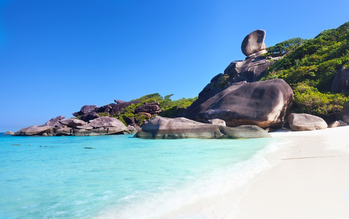 Koh SimilanWyspy znajdujące się w obrębie Parku Narodowego Similan to idealny kierunek dla tych, którzy marzą o ucieczce do raju, gdzieś na końcu świata. Te wyspy to tylko czyściutka woda i cudowne kolorowe rafy, nie ma tam hoteli i sklepów, ale można wynająć chatkę na plaży. Można tam dotrzeć z Phuket lub Khao Lak.
