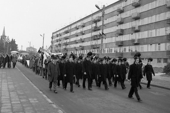 Górniczy pochód w połowie lat 70. w Bełchatowie/Fot. Archiwum KWB Bełchatów