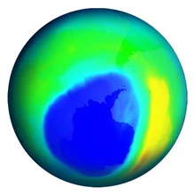 1978 - Nimbus 7 - Satelita zignorował dziurę ozonową nad Antarktydą. Powód: software analizujący traktował odbiegające od normy wartości jako błędy  i korygował je.  (Fot. Chip.pl)