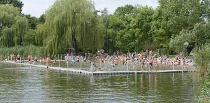 Ciasne kąpielisko, a obok zupełnie pusty basen