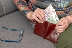 330 zł dodatku do emerytury lub renty dla seniorów. Jakie warunki trzeba spełnić, aby go otrzymać?