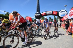 Makabryczny wypadek na trasie Tour de Pologne. Kolarz uderzył w betonowy przepust wodny