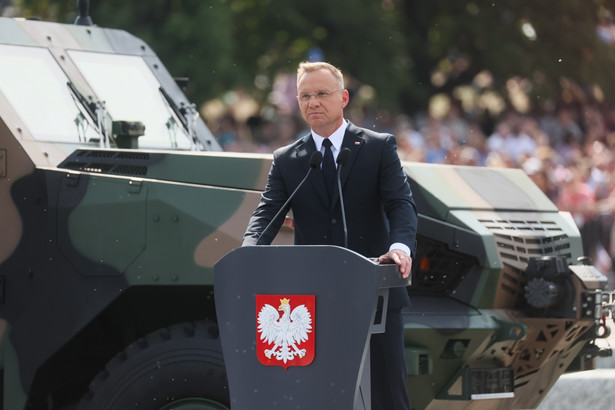 Warszawa, 15.08.2024. Prezydent RP Andrzej Duda przemawia przed rozpoczęciem defilady z okazji Święta Wojska Polskiego na Wisłostradzie w Warszawie, 15 bm. W defiladzie biorą udział żołnierze wszystkich rodzajów Sił Zbrojnych RP, a także wojsk i struktur sojuszniczych: ze Stanów Zjednoczonych, Wielkiej Brytanii i Rumunii, reprezentacji Eurokorpusu i Centrum Szkolenia Sił Połączonych NATO. (aldg) PAP/Leszek Szymański