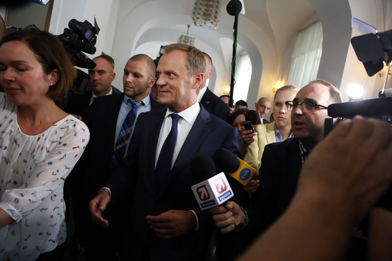 Premier Donald Tusk w drodze na posiedzenie klubu PSL w przerwie posiedzenia Sejmu. Fot. PAP/Tomasz Gzell
