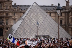 Protesty we Francji przeciw szczepieniom i certyfikatom. Starcia z policją