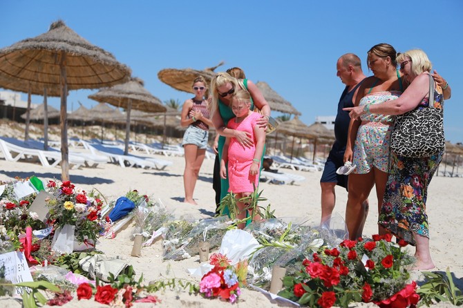 Ljudi su ostavljali cveće na plaži gde se desio masakr