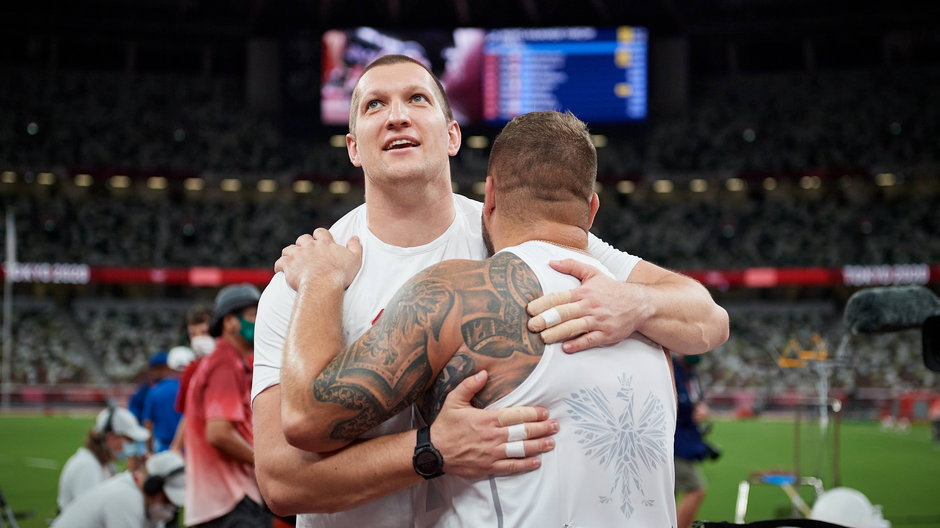 Wojciech Nowicki (przodem) i Paweł Fajdek w czasie olimpijskiego konkursu w Tokio w sierpniu 2021 r.