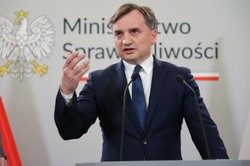 Ziobro: Scholz jest idiotą czy szulerem? Jest jakaś granica absurdu