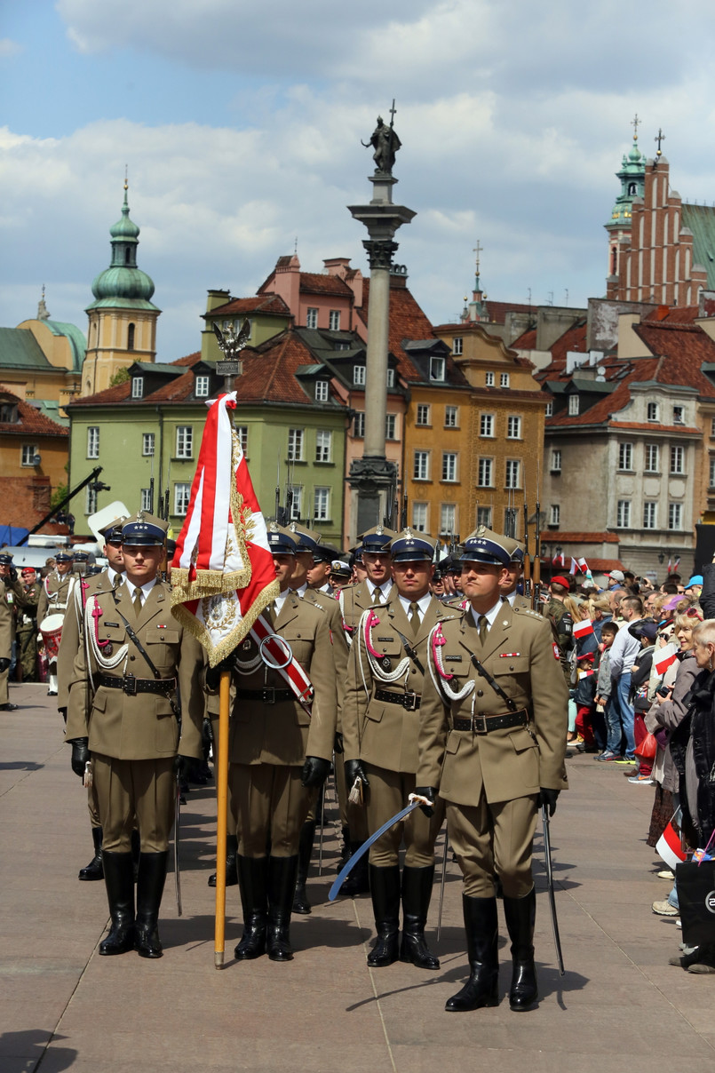 <>Bronisław Komorowski dodał, że w tej militarnej demonstracji siły w Moskwie nie chodzi o historię, lecz teraźniejszość i przyszłość. - Taki jest obraz naszego niespokojnego świata - mówił. Prezydent podkreślił, że w obliczu zagrożeń potrzeba nam odwagi, odpowiedzialności i roztropności. - Naród podzielony i skłócony jest słaby - dodał. Jak mówił, zgoda narodowa przekłada się na siłę i odporność państwa. Bronisław Komorowski przypomniał, że Konstytucja 3 Maja była mądrą i odważną próbą modernizacji państwa, jednak podjętą za późno. - Ważne jest, byśmy byli mądrzejsi od naszych przodków, mądrzejsi o ich bolesne doświadczenie klęski - mówił prezydent. Jak zaznaczył, Rzeczpospolita szlachecka zapłaciła wysoką cenę za brak zgody i siły do zapewnienia bezpieczeństwa swych granic. Komorowski zaznaczył też, że wszystkie wielkie cele Polacy osiągali, gdy byli razem i działali solidarnie. Konstytucja 3 Maja była pierwszą w Europie i drugą na świecie, po konstytucji Stanów Zjednoczonych. Regulowała zasady funkcjonowania władz państwowych oraz prawa i obowiązki obywateli Rzeczpospolitej Obojga Narodów.