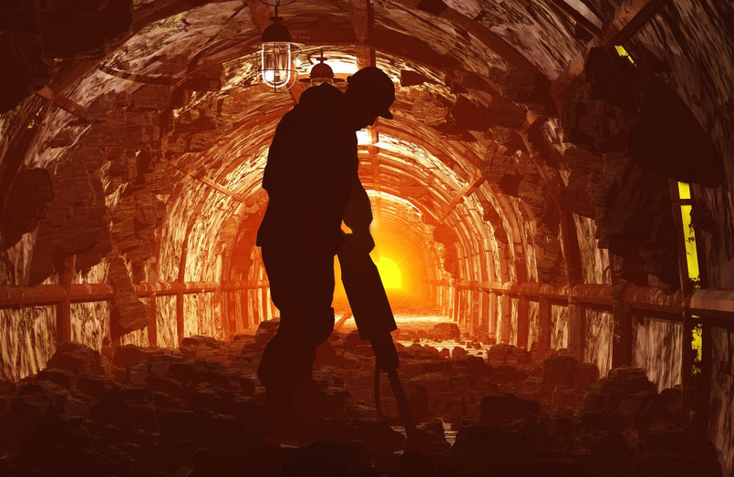 Górnik w kopalni