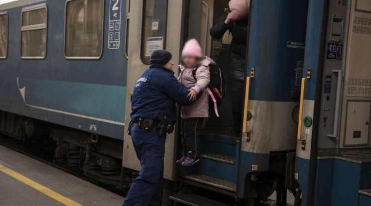 Rengeteg a gyerek a menekültek között /Fotó: police.hu