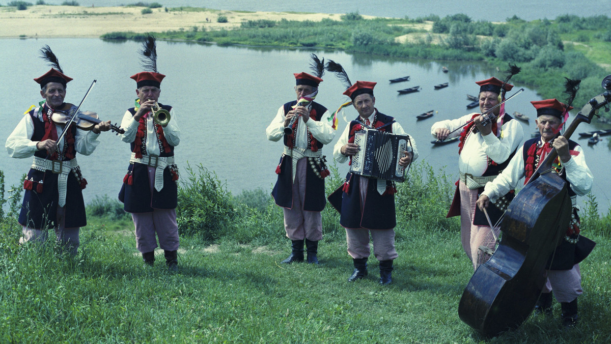 Zespoły ludowe i twórcy rękodzieła, którzy uczestniczyli w Ogólnopolskim Festiwalu Folkloru i Sztuki Ludowej, który organizowano od końca lat 60 XX wieku do 1980 r. w Płocku, przypomni otwarta w środę w Muzeum Mazowieckim wystawa archiwalnych fotografii.