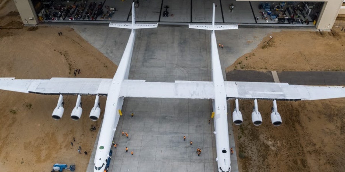 Widok Stratolaunch Roc z lotu ptaka. 