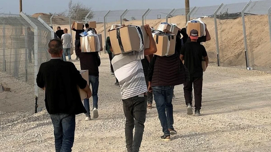 Na fotografijama se vide ljudi kako odnose kutije sa neimenovane lokacije | Foto: Gaza Humanitarian Foundation/Handout via Reuters