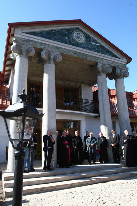 Dom biskupa, słynny "pałac", w którym znajdują się tez pomieszczenia przeznaczone pod Ośrodek Opiekuńczo-Rehabilitacyjny Caritas, z lewej strony budynku