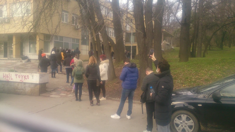 Red ispred kovid ambulante u Šumicama