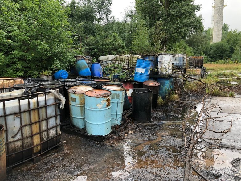 Odpady niebezpieczne na terenie byłych zakładów Terpen - 27.08.2022 - autor: Nadesłane przez czytelnika