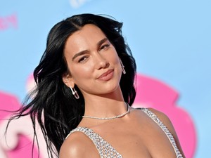 Dua Lipa miniruhában, Barbie sellőként ragyog a tengerparton