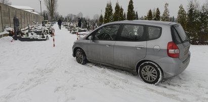 Absurd jak za komuny! Pochowali ludzi na drodze